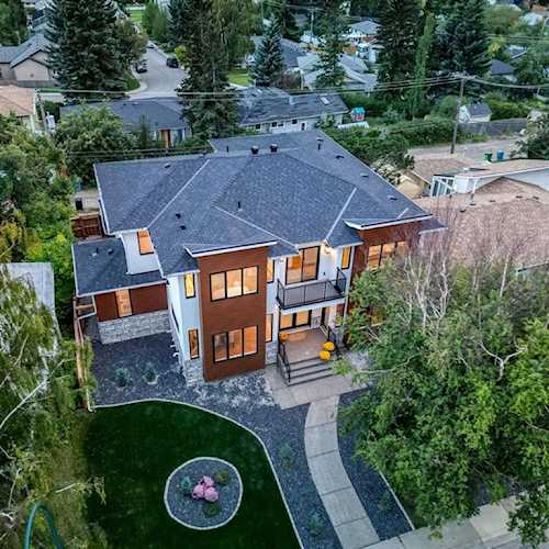 85 Capri Ave NW Calgary, AB T2L 0G9