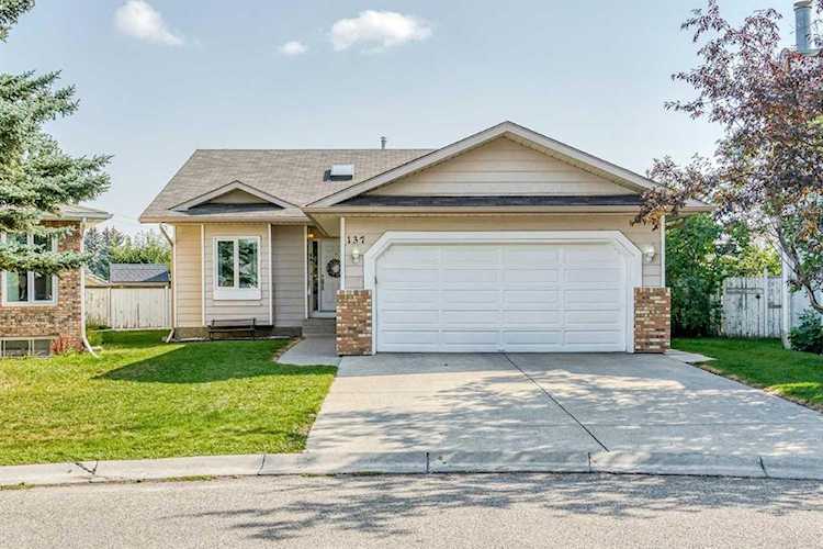 137 Sundown Place SE Calgary, AB T2X 3B7