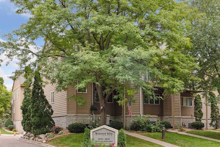 2828 Kenwood Isles Drive Minneapolis, MN 55408