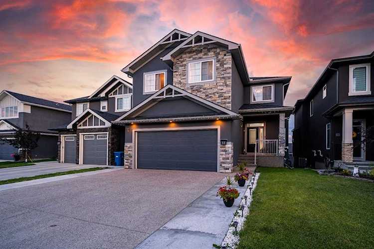 33 Evansview Ct NW Calgary, AB T3P 0L6