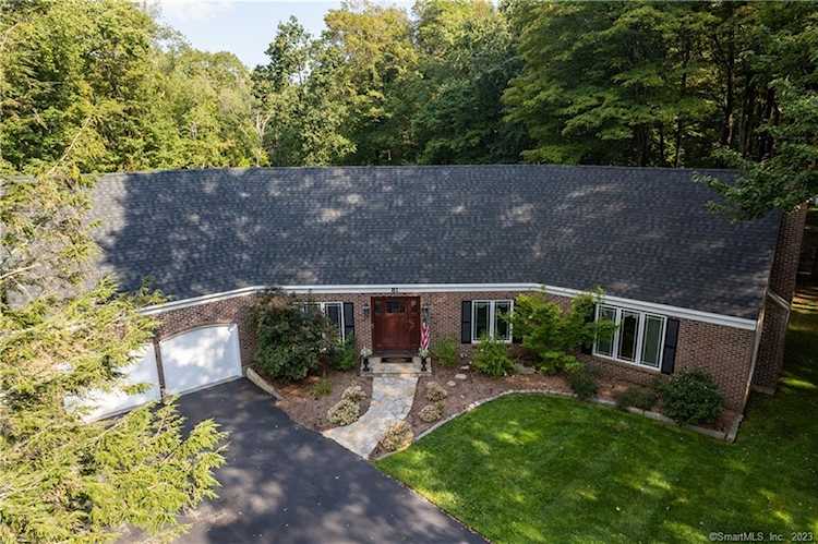 81 Jamestown Dr Guilford, CT 06437
