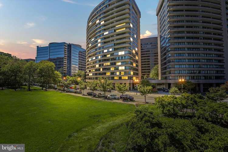 1300 Crystal Dr #1501 Arlington, VA 22202