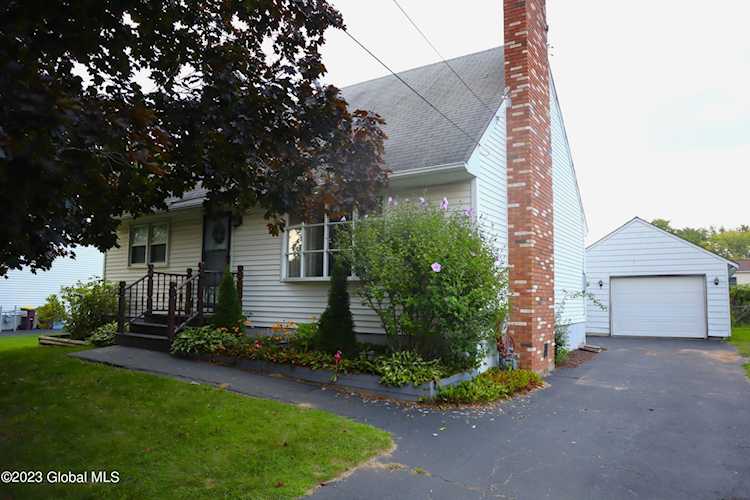 9 Amelia Dr Schenectady, NY 12309