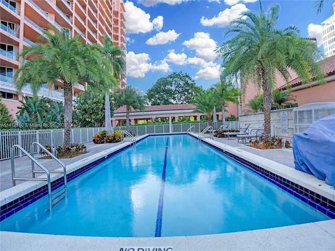 60 Edgewater Dr #9H Coral Gables, FL 33133