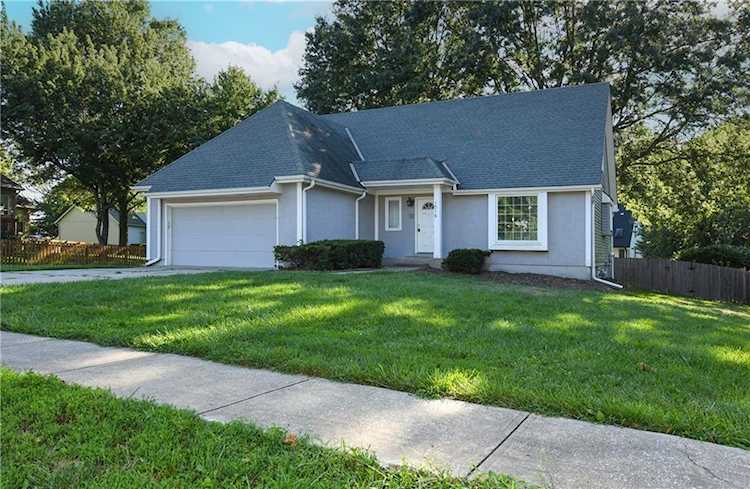 1016 Oak Hill Dr Lee's Summit, MO 64081