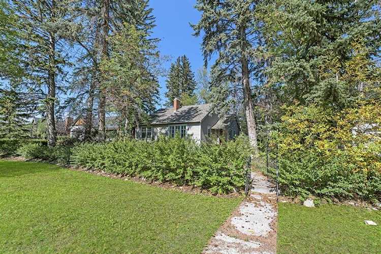 608 Sifton Blvd SW Calgary, AB T2T 2K7