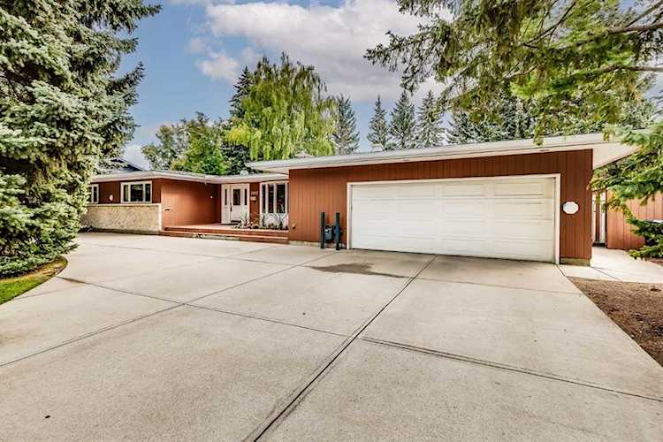 2917 Linden Dr SW Calgary, AB T3E 6C8