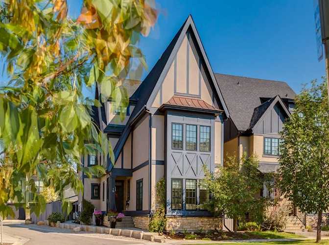 16 Hong Kong Rd SW Calgary, AB T3E 7T9