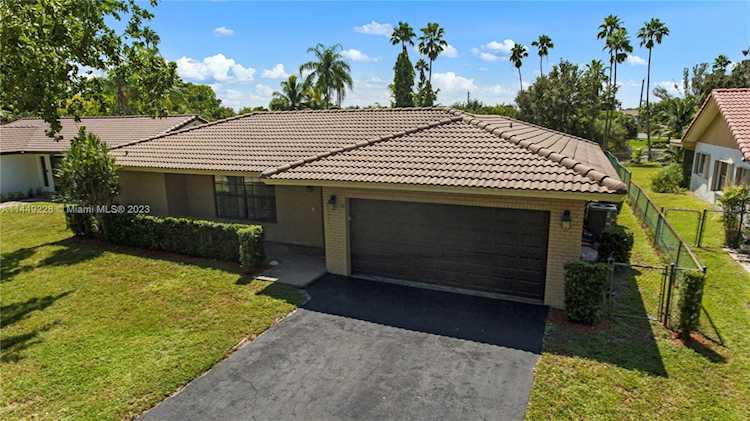 11526 NW 39th Pl Coral Springs, FL 33065