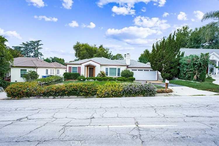 1827 N Altadena Dr Altadena, CA 91001
