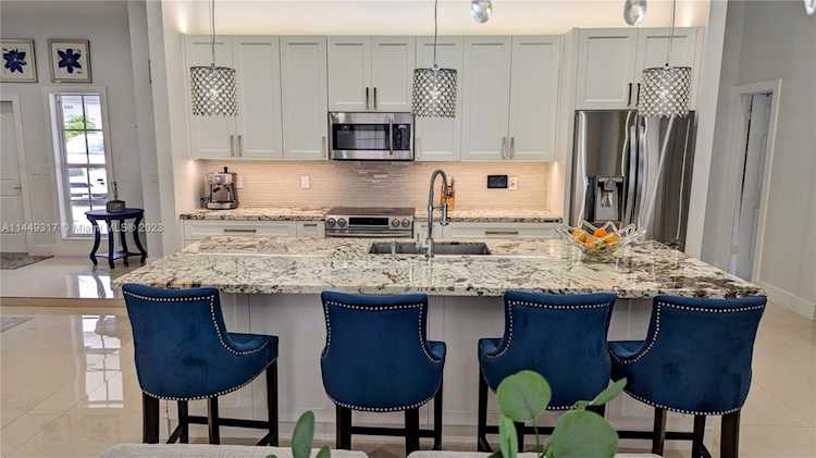 6935 W Wedgewood Ave Davie, FL 33331