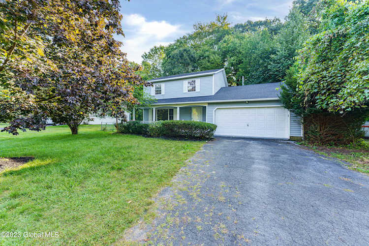 3 Fallentree Ln Clifton Park, NY 12065