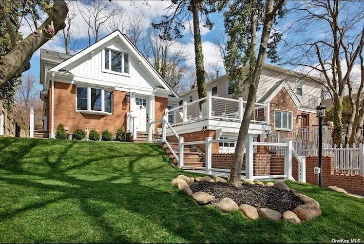 71-21 244th St Douglaston, NY 11362