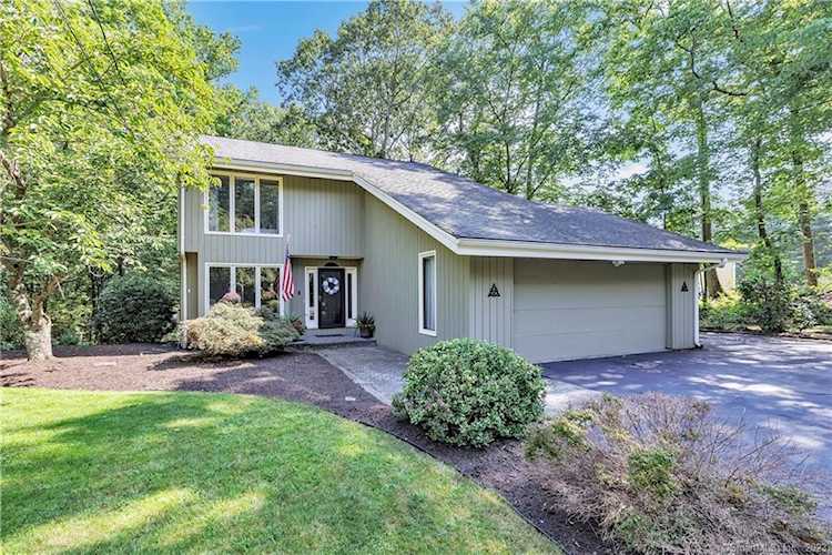 8 Rolling Brook Ln Shelton, CT 06484
