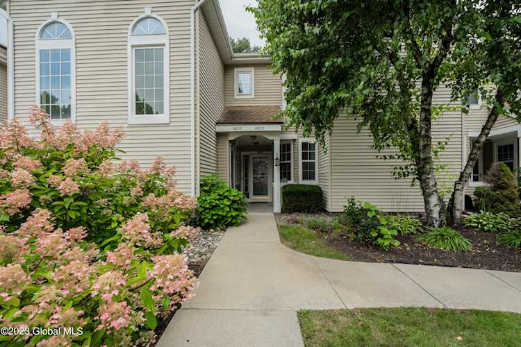 4803 S Foxwood Dr Clifton Park, NY 12065