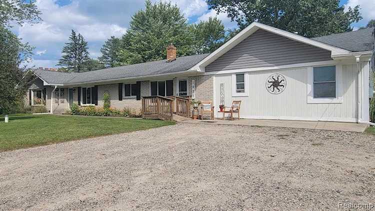 1930 N Hickory Ridge Rd Highland Twp, MI 48357