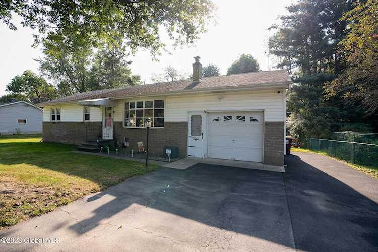 9 Fairlawn Dr Castleton On Hudson, NY 12033