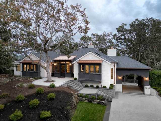 3255 Norfolk Rd Oak Bay, BC V8R 6H5