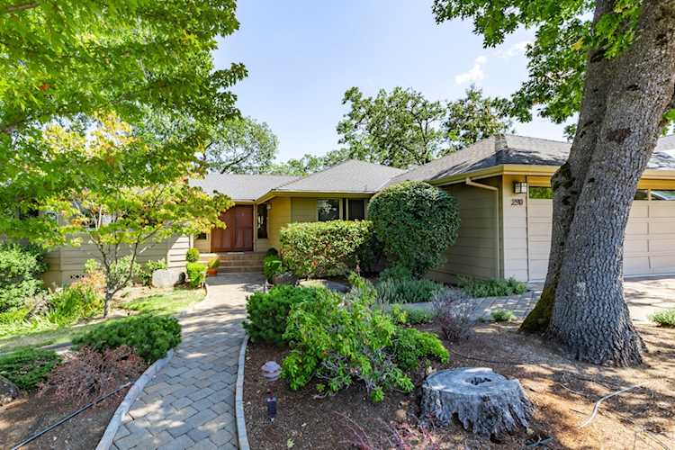 290 Skycrest Dr Ashland, OR 97520