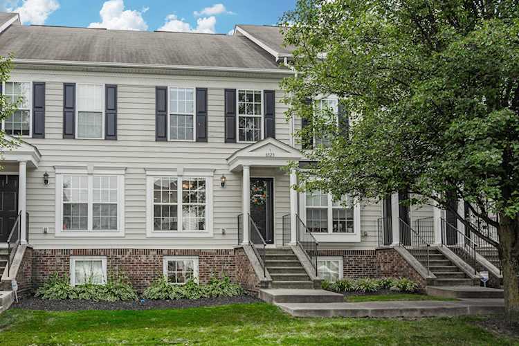 For Sale: $260,000 A condo for sale for sale at 6323 Downwing Lane Columbus, OH 43230 - Franklin. MLS 223028550 - Welcome to the epitome of modern luxury living in the heart of the highly sought-after LC... Photo 1