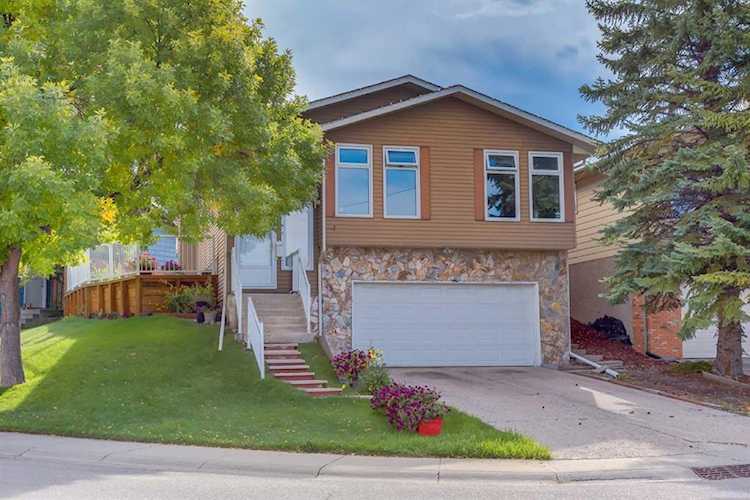 122 Bearberry Crescent NW Calgary, AB T3K 1R3