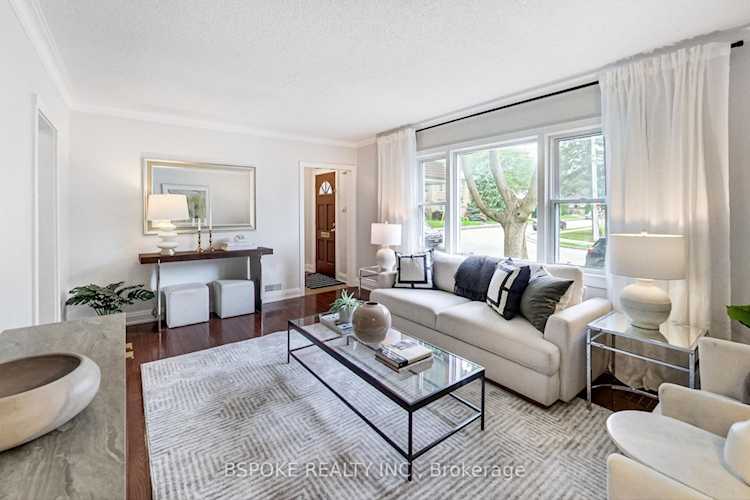 151 Leacrest Rd Toronto, ON M4G 1E7