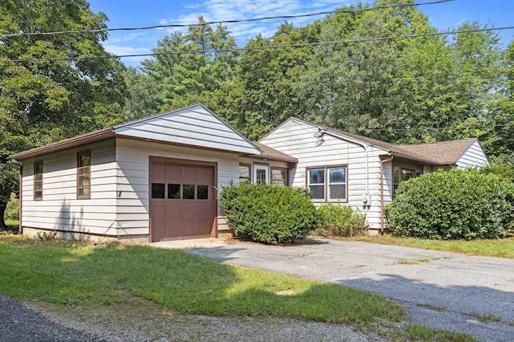 69 Packers Falls Rd Newmarket, NH 03857