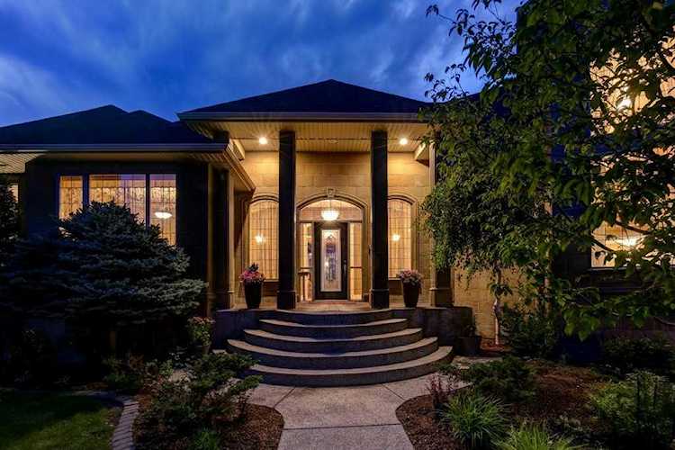 71 Lynx Meadows Dr NW Calgary, AB T3L 3L9