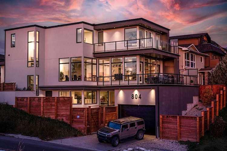 804 10 St NE Calgary, AB T2E4M9