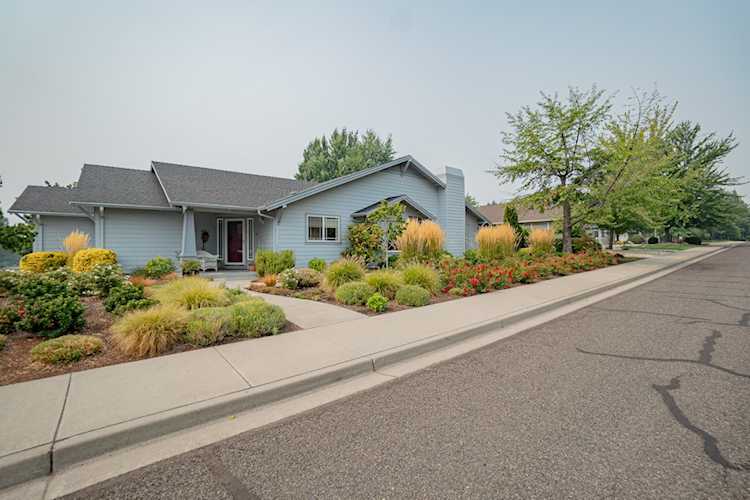 97 Freshwater Dr Phoenix, OR 97535