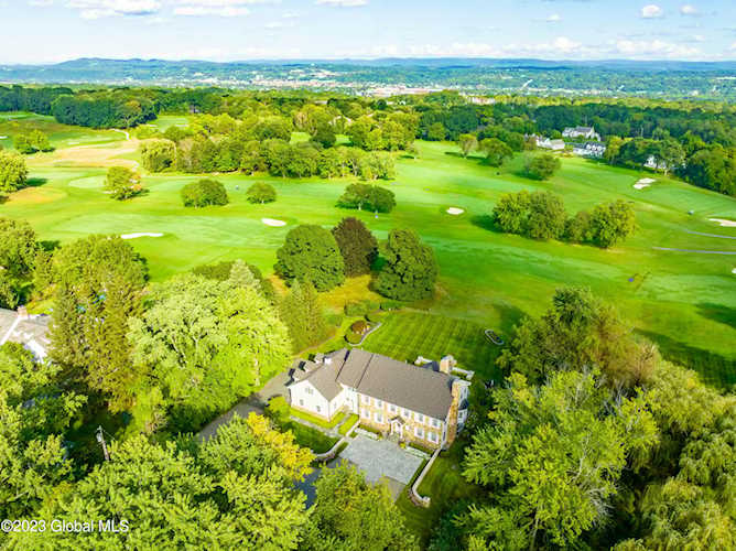 3 Schuyler Meadows Club Rd Loudonville, NY 12211