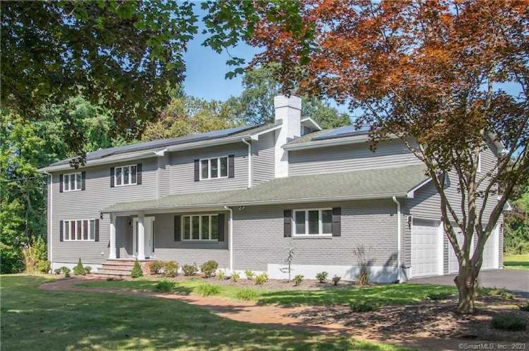 21 Forest Glen Dr Woodbridge, CT 06525