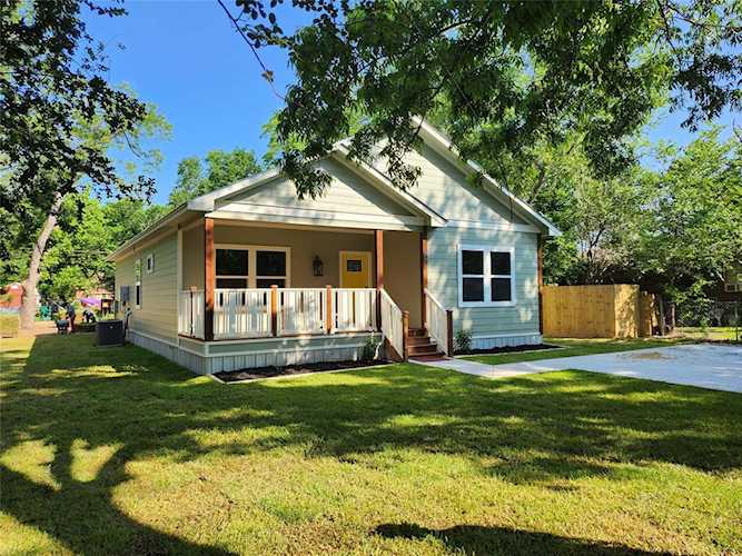 202 Yeager ST Smithville, TX 78957