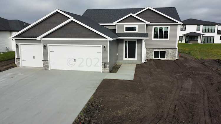4211 Pine Parkway S Fargo, ND 58104