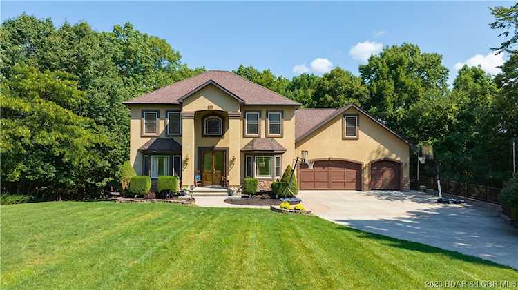76 Beacon Hill Dr Lake Ozark, MO 65049