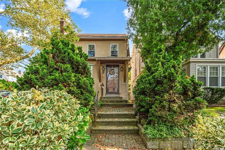 257-18 Pembroke Ave in Great Neck, NY Photo 1