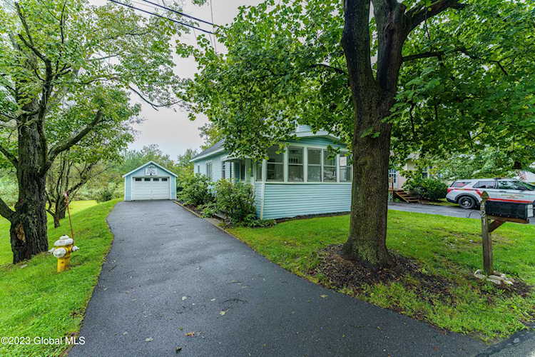421 Taurus Rd Schenectady, NY 12304