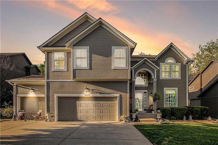 19624 W 96th Terrace Lenexa, KS 66220