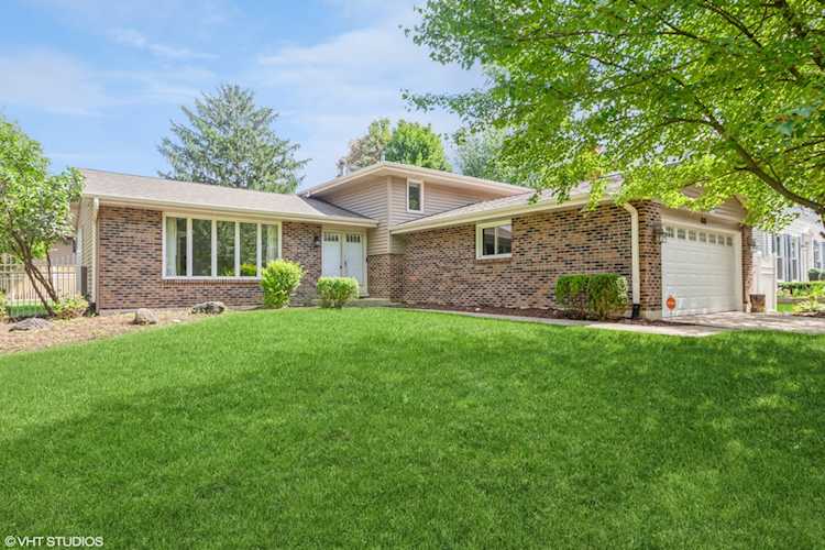 98 Quail Hollow Ct Naperville, IL 60540