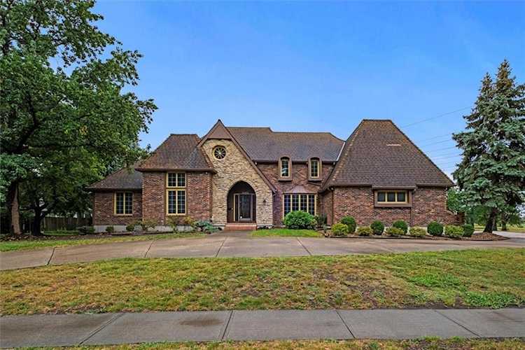 5353 Somerset Dr Prairie Village, KS 66207