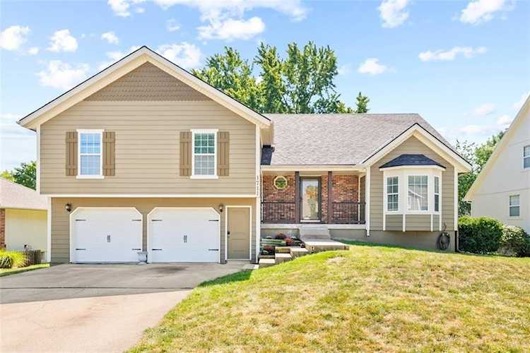 1711 NE Duchess Dr Lee's Summit, MO 64086