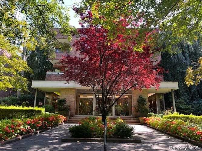 30 Grace Ave #2N Great Neck, NY 11021