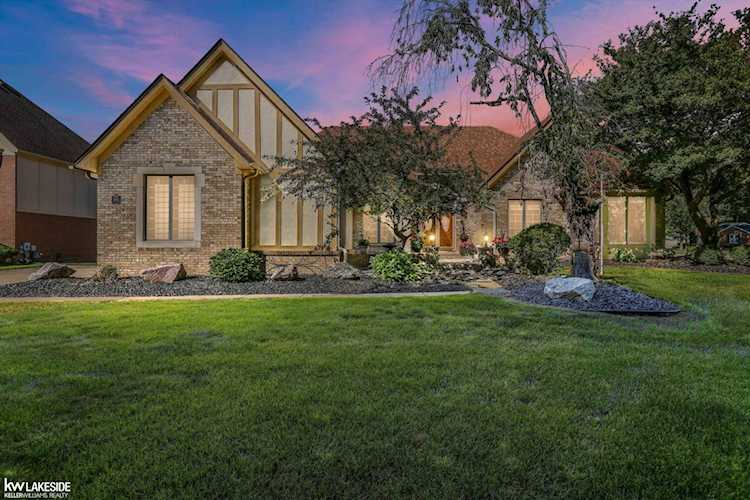 52941 Royal Forest Dr Shelby Twp, MI 48315