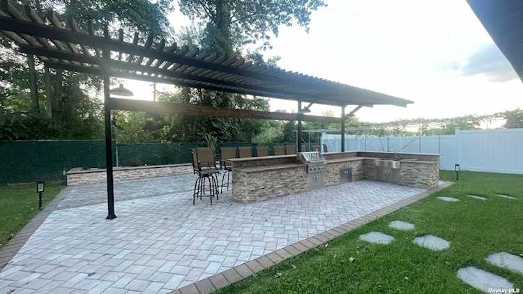 233-32 41 Ave Douglaston, NY 11363