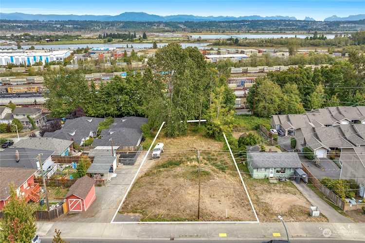 815 E Marine View Dr Everett, WA 98201
