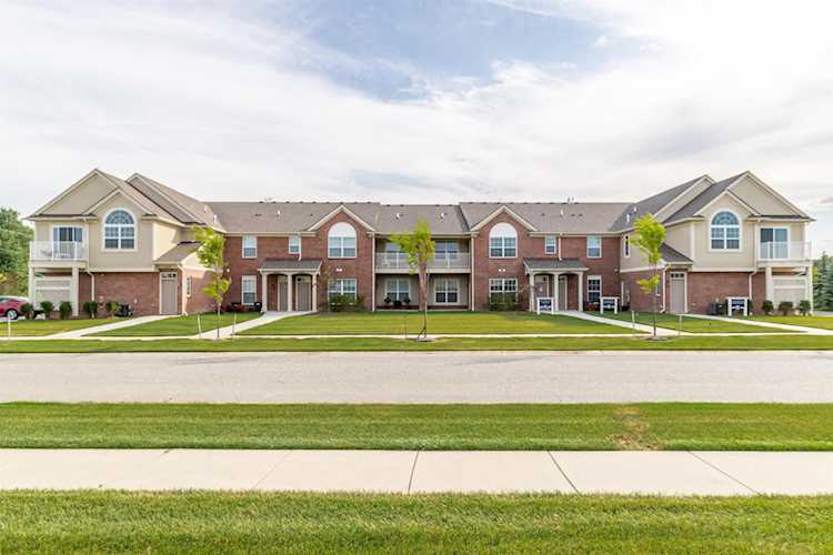 22021 Andover Dr Macomb, MI 48042