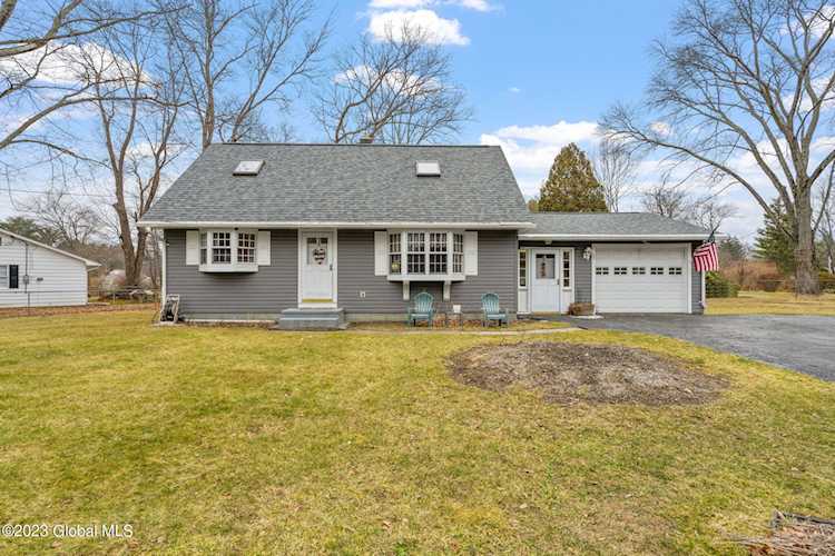 27 E Wiggand Dr Glenmont, NY 12077