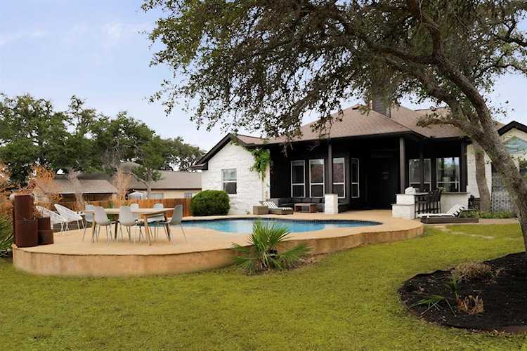 300 Meadow Oaks DR Dripping Springs, TX 78620
