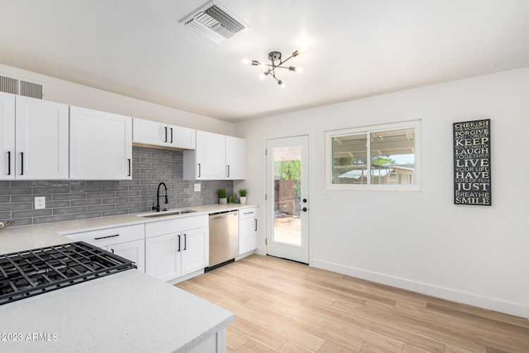 6325 N 65th Drive Glendale, AZ 85301