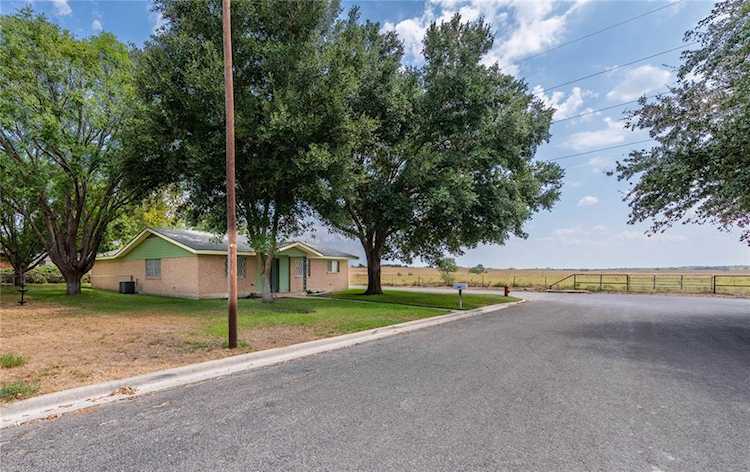 221 Parkview DR Luling, TX 78648